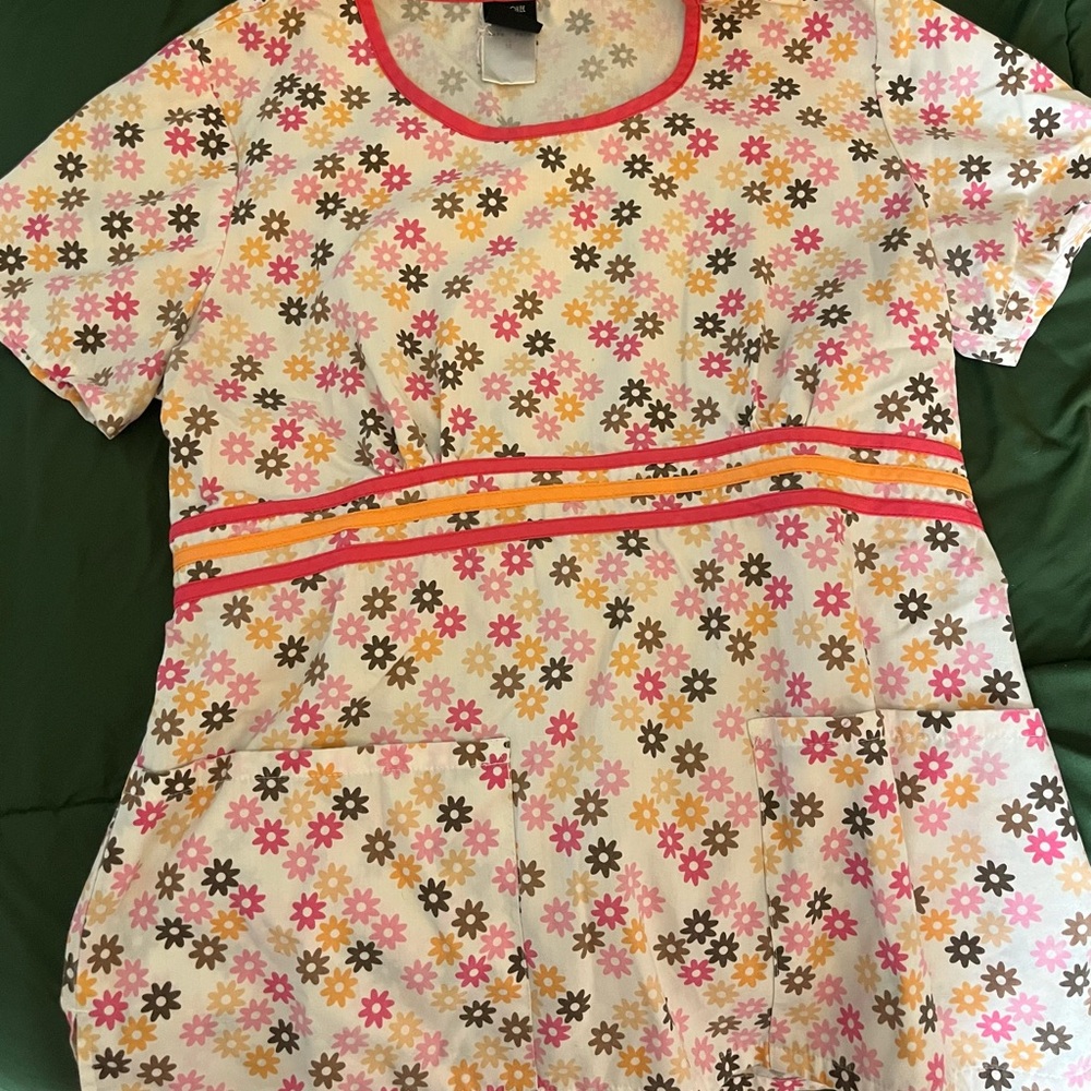 Cherokee medium scrub top floral Print